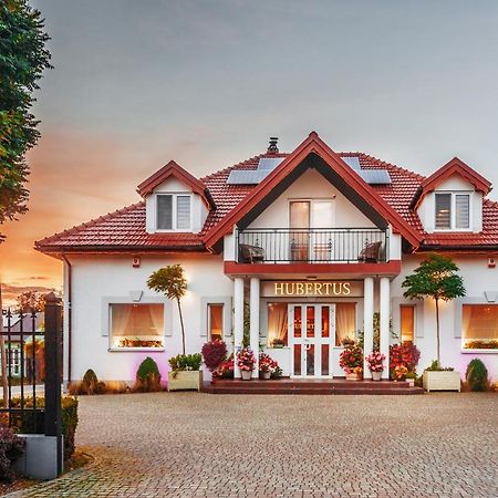 Hubertus Hotell Wola Rzedzinska Exteriör bild