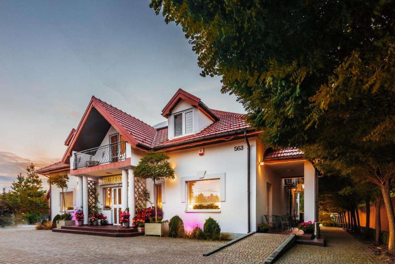 Hubertus Hotell Wola Rzedzinska Exteriör bild