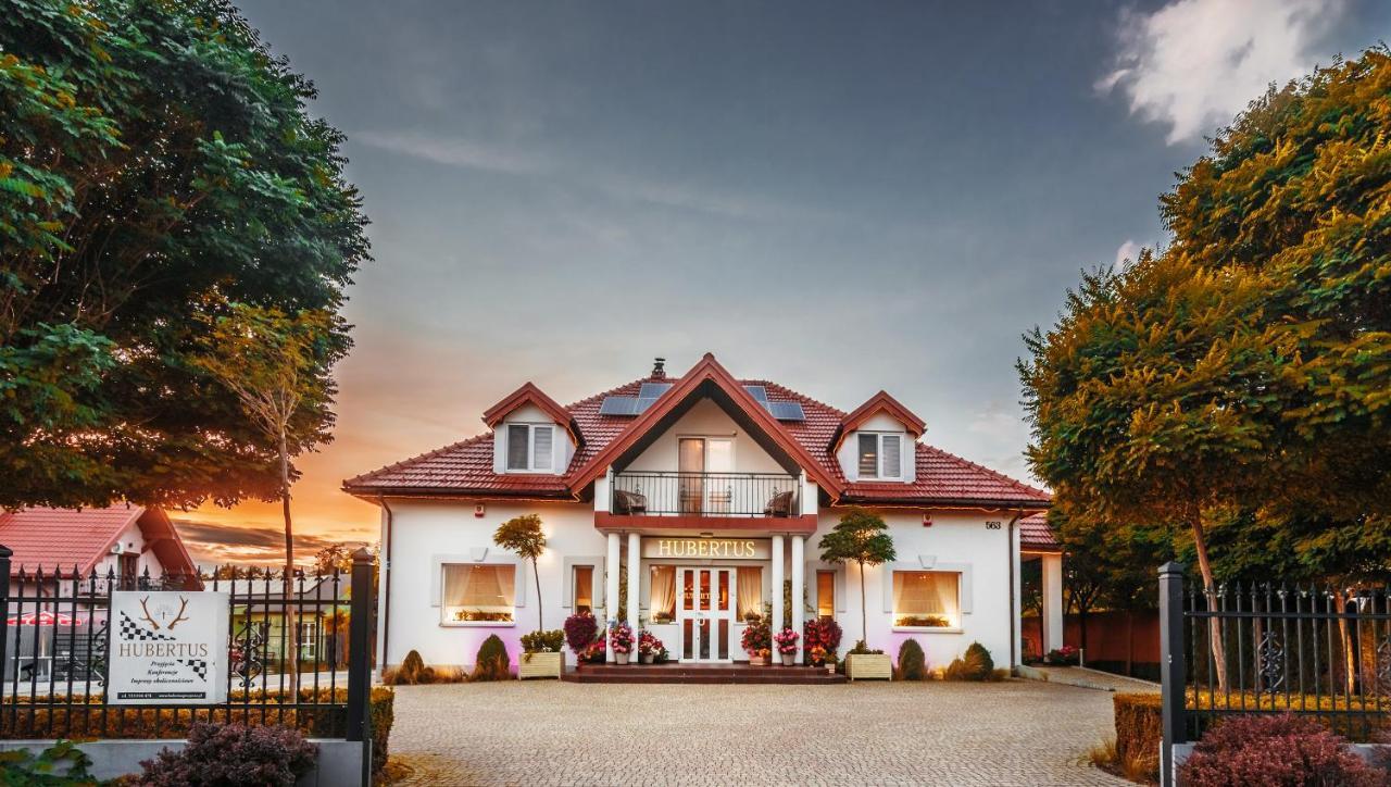 Hubertus Hotell Wola Rzedzinska Exteriör bild