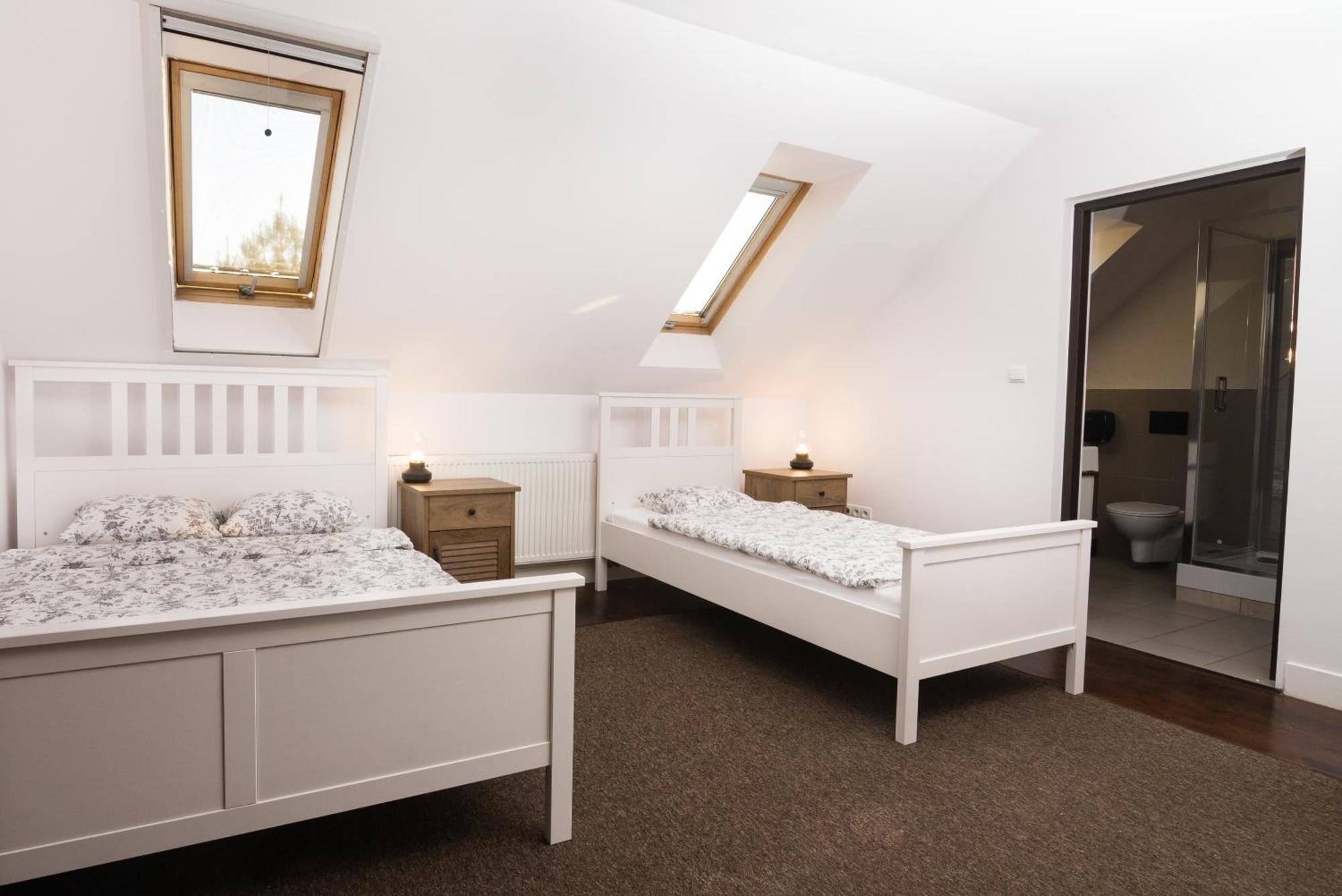 Hubertus Hotell Wola Rzedzinska Exteriör bild