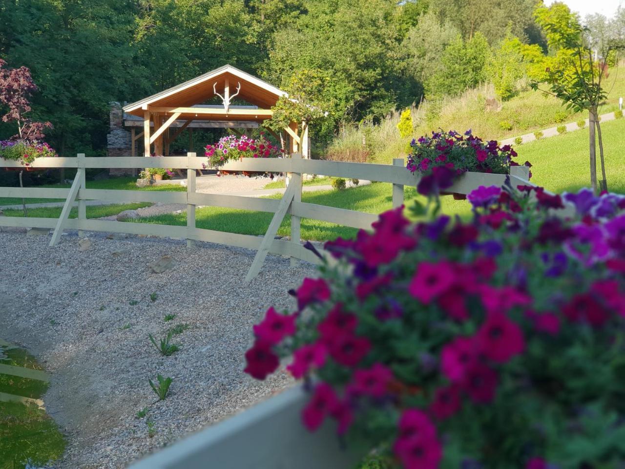 Hubertus Hotell Wola Rzedzinska Exteriör bild